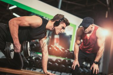 adam ve kişisel fitness eğitmeni