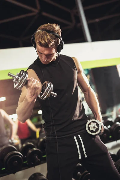 Retrato Jovem Musculoso Exercitando Com Halteres Ginásio — Fotografia de Stock