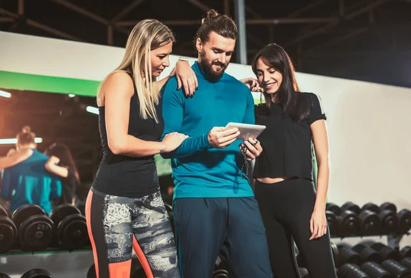 Smiling Personal Trainer Using Digital Tablet Talking Women — Stock Photo, Image