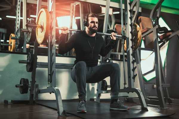 Joven Hombre Guapo Ropa Deportiva Haciendo Ejercicio Gimnasio — Foto de Stock