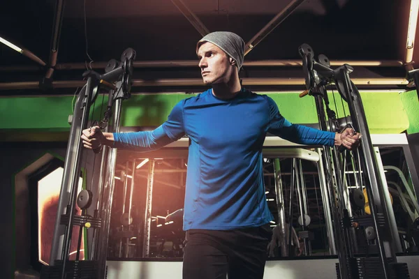 Joven Hombre Guapo Ropa Deportiva Haciendo Ejercicio Gimnasio — Foto de Stock