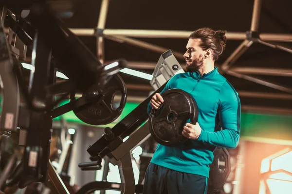 Genç Adam Spor Salonunda Egzersiz Hazırlanıyor — Stok fotoğraf