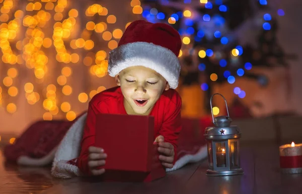 Zaskoczony Mały Chłopiec Otwarcie Magii Świąteczny Prezent Boże Narodzenie Wakacje — Zdjęcie stockowe