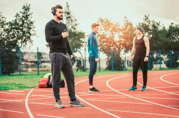 Przystojny Sportowej Mężczyzn Rano Trening Stadionie Śledzić — Zdjęcie stockowe