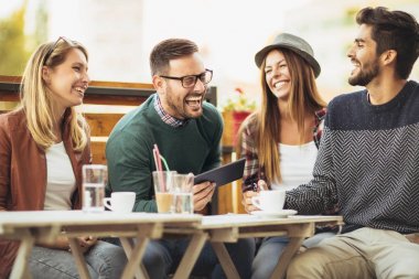 konuşuyor ve birlikte gülerek kafe mutlu gençlerin grup