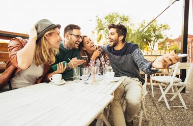 konuşuyor ve birlikte gülerek kafe mutlu gençlerin grup