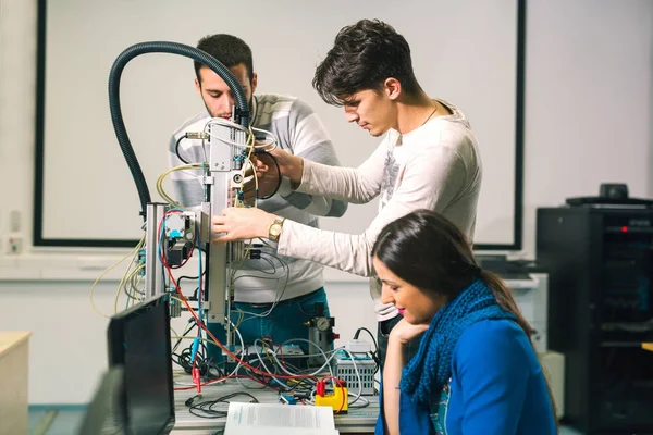 robot atölyede testleri için hazırlanıyor genç mutlu öğrenciler