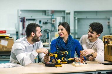 robot atölyede testleri için hazırlanıyor genç mutlu öğrenciler