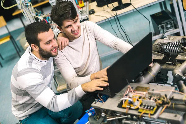 Junge Glückliche Studenten Bereiten Roboter Mit Laptop Auf Tests Der — Stockfoto