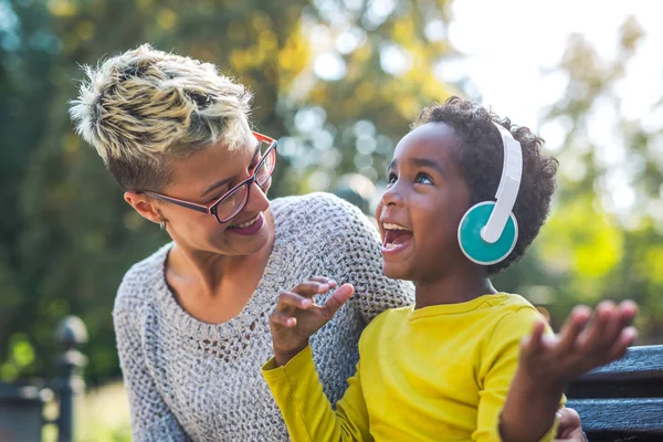 Lächelnde Mutter Und Kleine Tochter Amüsieren Sich Hören Musik Über — Stockfoto