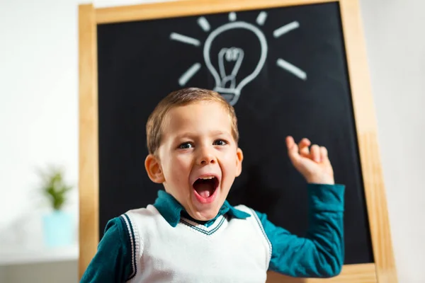 Animando Niño Pequeño Con Bombilla Dibujada Pizarra Concepto Idea — Foto de Stock