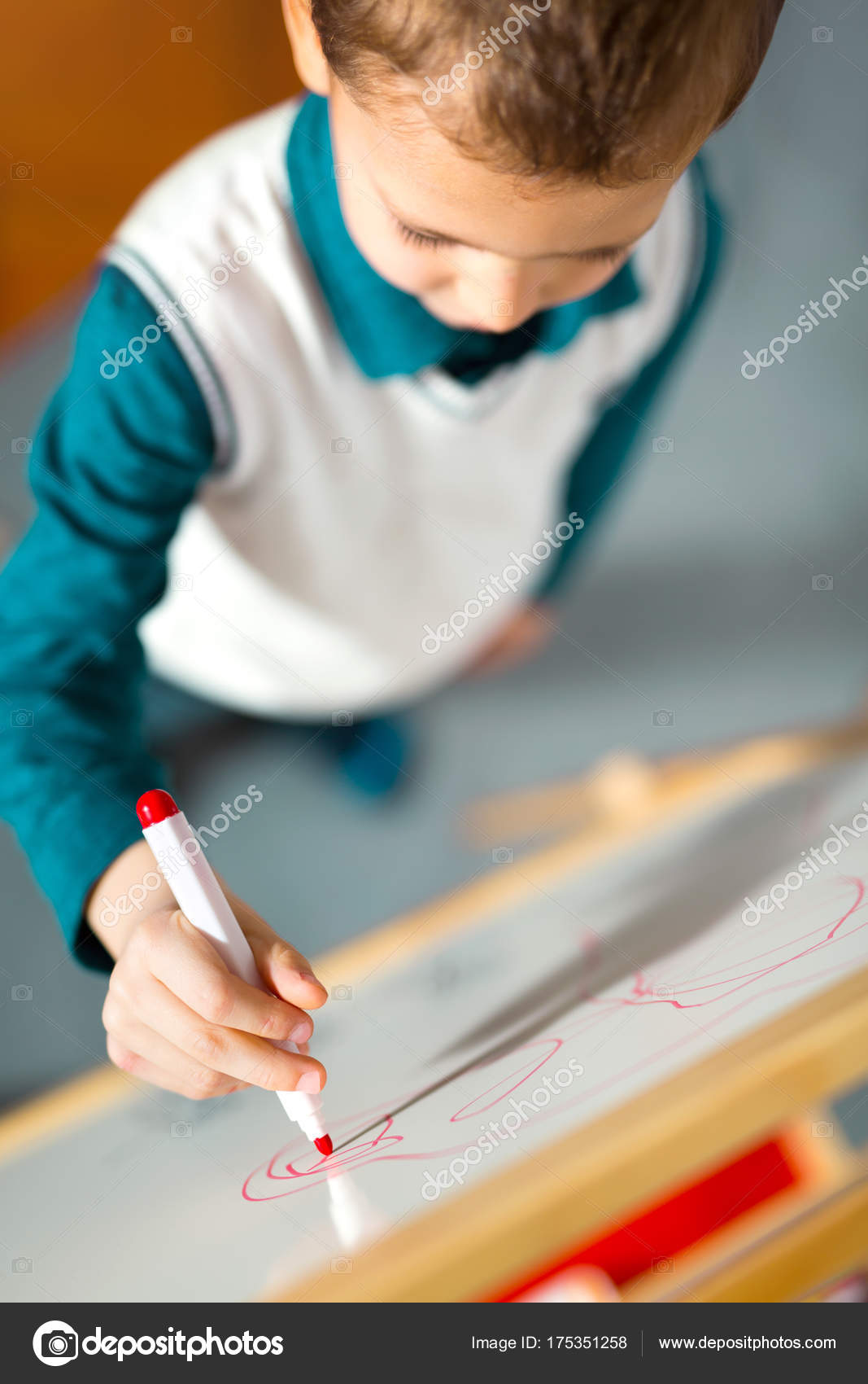 Mignon Petit Garçon Dessin Sur Tableau Blanc Avec Stylo