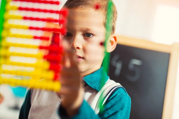 Ładny Mały Chłopiec Licząc Abacus — Zdjęcie stockowe