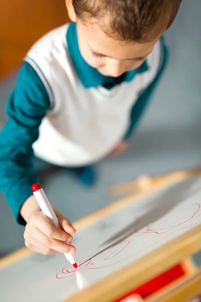 Lindo Niño Dibujando Tablero Blanco Con Pluma Fieltro Concepto Educación —  Fotos de Stock