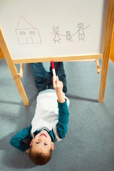 Sonriente Lindo Niño Dibujando Pizarra Blanca Con Rotulador Concepto Educación — Foto de Stock
