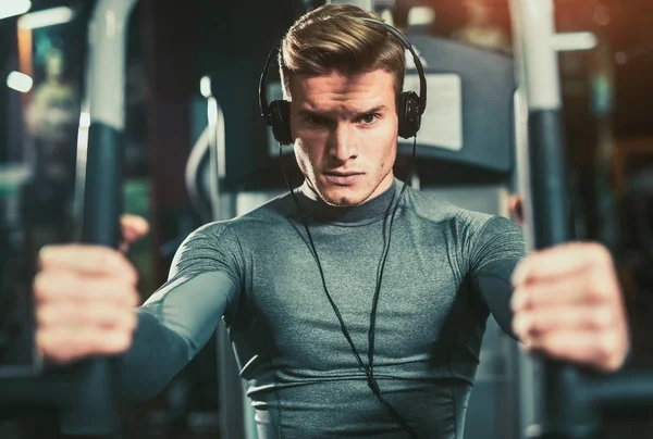 Joven Guapo Hombre Ropa Deportiva Ejercicio Gimnasio —  Fotos de Stock