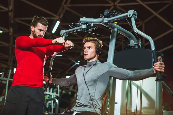 Sportlicher Junger Mann Trainiert Mit Persönlichem Fitnesstrainer Fitnessstudio — Stockfoto