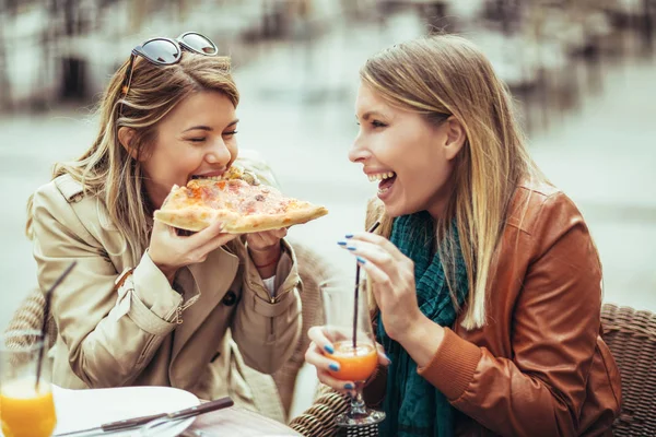 Портрет Двох Щасливих Молодих Жінок Які Їдять Піцу Кафе Розважаються — стокове фото