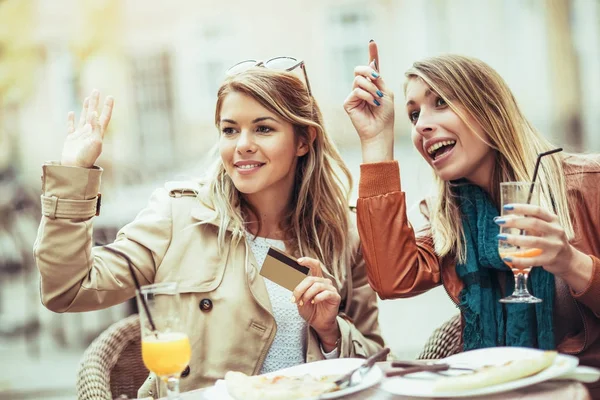 Portret Dwóch Młodych Kobiet Restauracji Płacąc Rachunek Karty Kredytowej — Zdjęcie stockowe