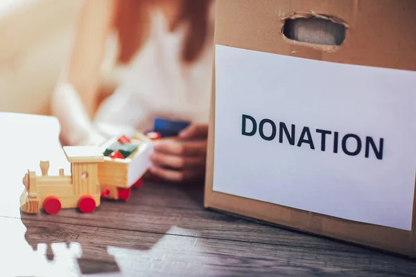 Caja Donación Llena Cosas Para Donar Mesa Madera — Foto de Stock