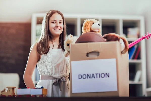 Chica tomando caja de donación — Foto de Stock