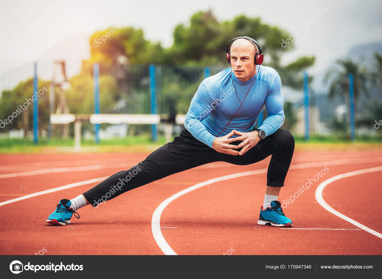 Hombre ejerciendo en pista de carreras: fotografía de stock © adriaticphoto  #175947346 | Depositphotos