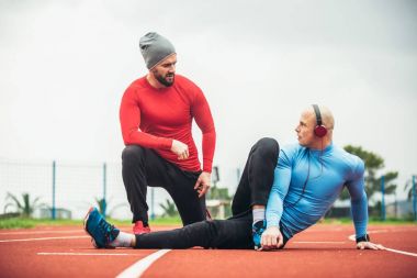 genç erkekler uzanan