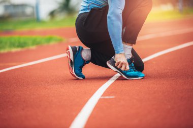 Erkek koşu ayakkabıları bağlama