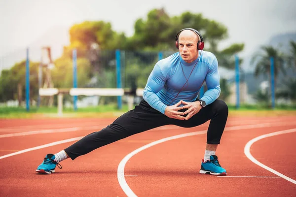 Man exercising at race track — Stock Photo, Image