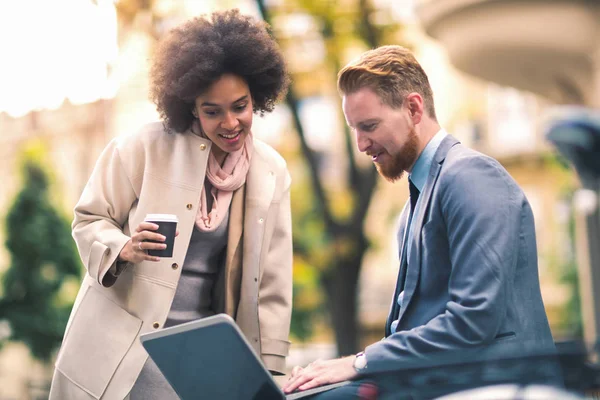 Zakenmensen die laptop gebruiken — Stockfoto