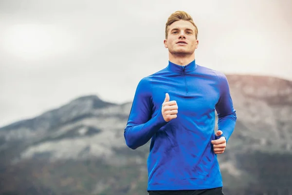 Joven Deportista Hombre Corriendo Pista Atletismo — Foto de Stock