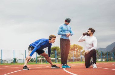 genç erkekler uzanan