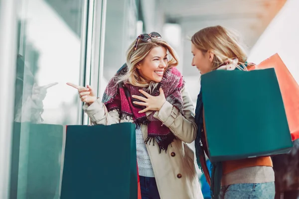 Happy Female Friends Shopping Two Beautiful Young Women Enjoying Shopping — Stock Photo, Image