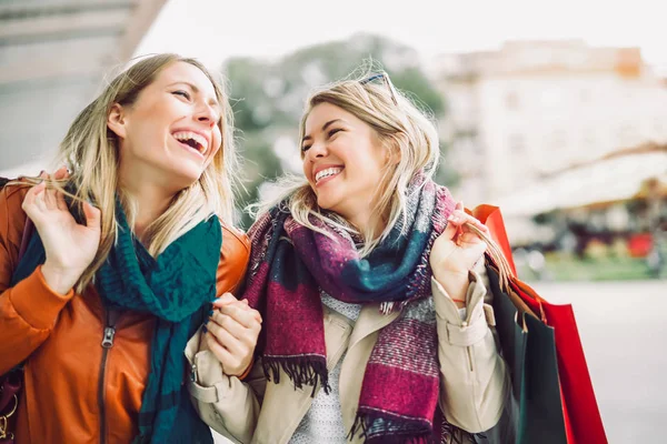 Felices Amigas Comprando Dos Hermosas Mujeres Jóvenes Disfrutando Las Compras —  Fotos de Stock