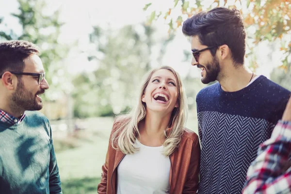 Junge Leute im Sommerpark — Stockfoto