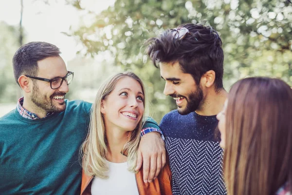 Jóvenes en el parque de verano — Foto de Stock