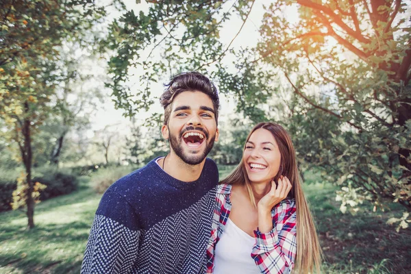 Lyckligt Par Älskar Att Kul Utomhus Sommar Park — Stockfoto