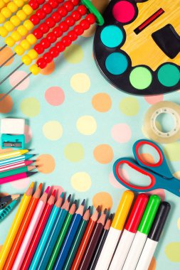 Okul ve ofis malzemeleri çerçeve. Geri okul kavramı. Okul arka plan