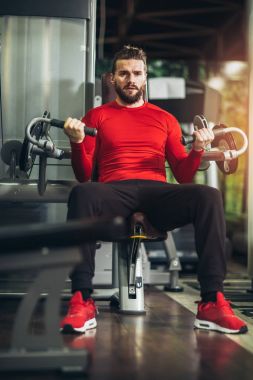 spor salonunda egzersiz spor genç yakışıklı adam