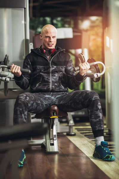 Joven Guapo Hombre Ropa Deportiva Ejercicio Gimnasio — Foto de Stock