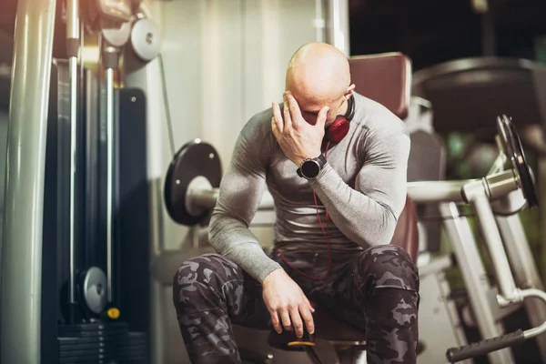 Retrato Del Hombre Preocupado Con Dolor Cabeza Sentado Gimnasio — Foto de Stock