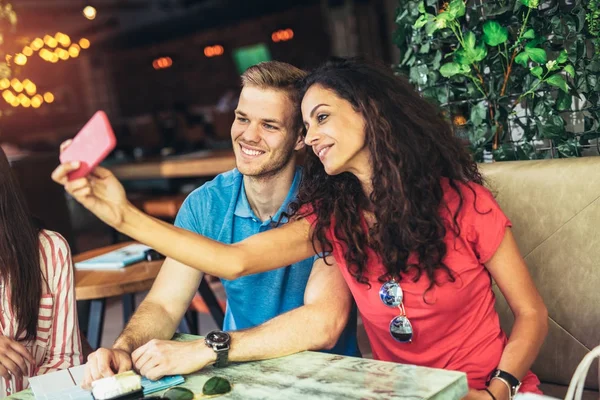 Happy Love Couple Taking Selfie Mobile Phone Cafe — Stock Photo, Image