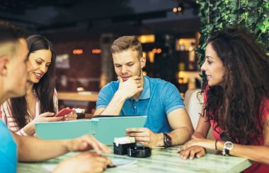 gençlerin grup bir kafede toplantı, menü arıyorum mutlu