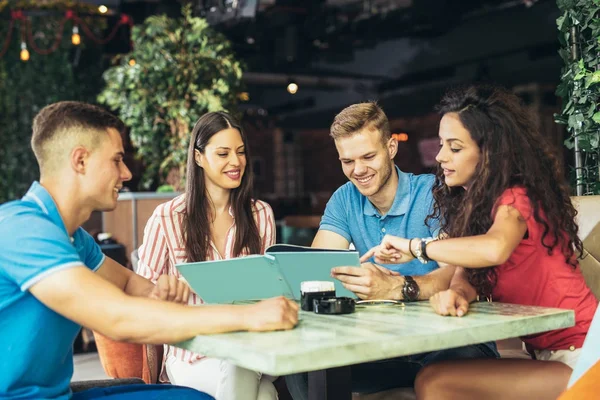 Gruppo Giovani Felici Che Incontrano Caffè Guardando Menu — Foto Stock