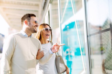 mutlu genç çift aşık şehir sokak eğleniyor 