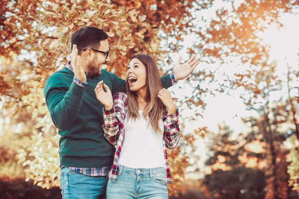 快乐情侣在爱有乐趣在秋天公园户外 — 图库照片