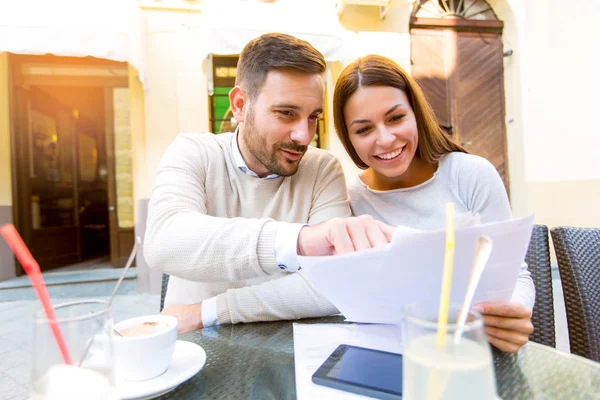 Young Happy Couple Talking Looking Documents Cafe — Stock Photo, Image