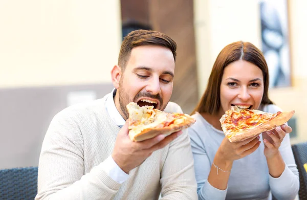 Ευτυχισμένη Αγάπη Ζευγάρι Τρώγοντας Πίτσα Καφετέρια Του Δρόμου — Φωτογραφία Αρχείου