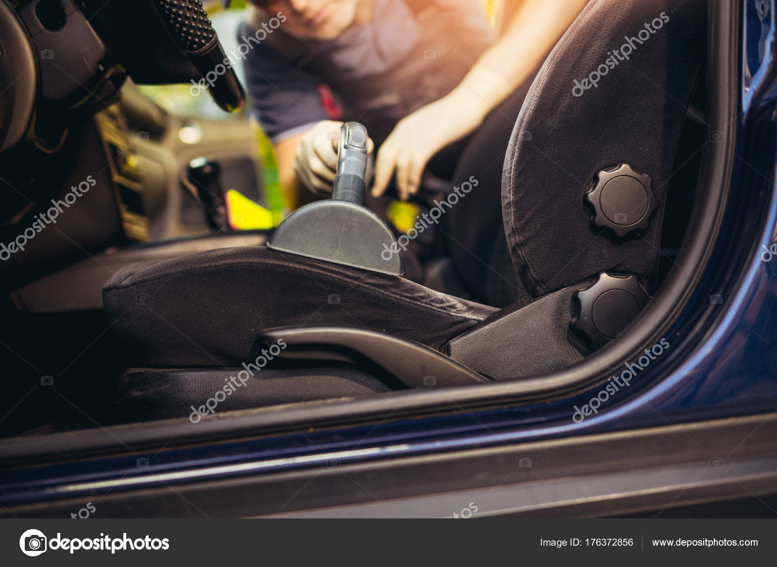 Reinigen Van Het Interieur Van Auto Met Stofzuiger — Stockfoto ... Reinigen Van Het Interieur Van Auto Met Stofzuiger — Stockfoto ...