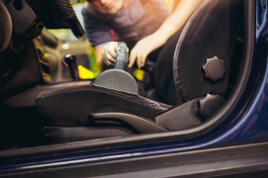 Elektrikli süpürge ile aracın iç temizliği